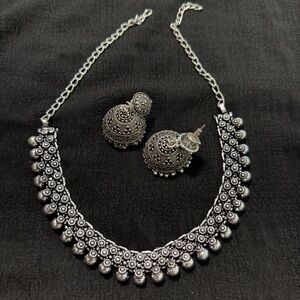 Oxidized silver neck set